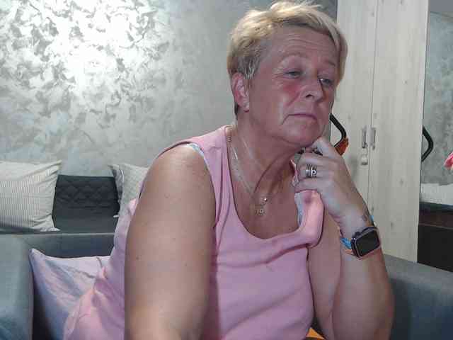 LovePinkLilli webcam