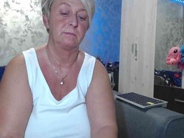 LovePinkLilli webcam