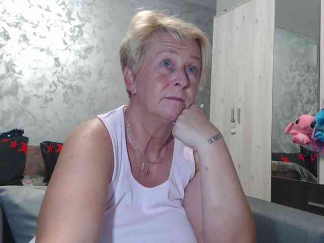 LovePinkLilli webcam