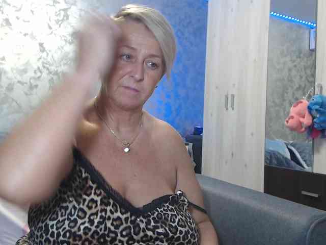 LovePinkLilli webcam