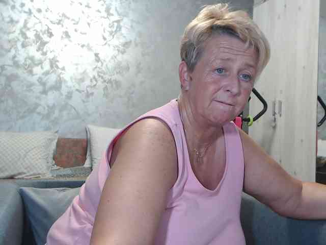 LovePinkLilli webcam