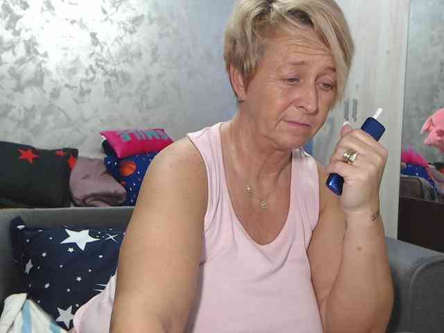 LovePinkLilli webcam