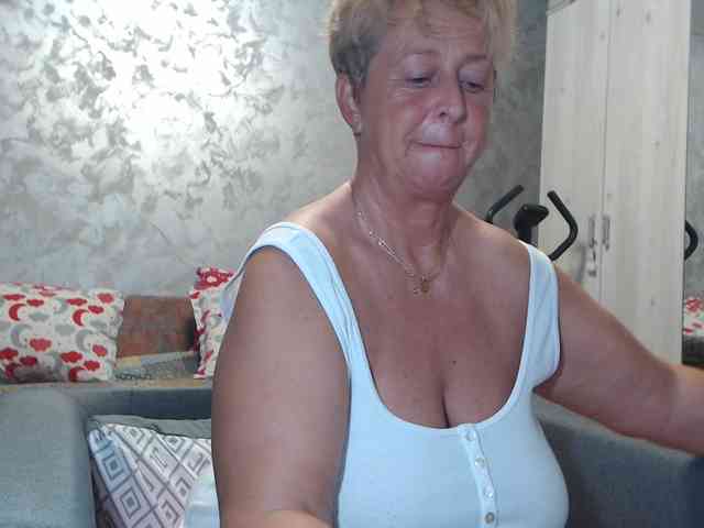 LovePinkLilli webcam