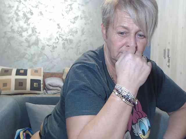 LovePinkLilli webcam