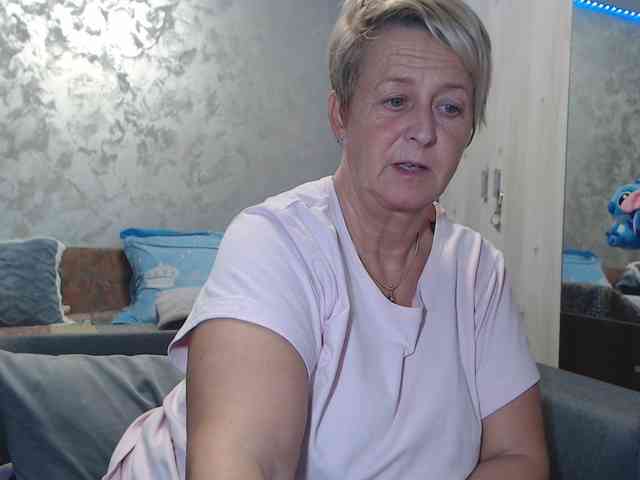 LovePinkLilli webcam