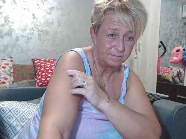 LovePinkLilli webcam