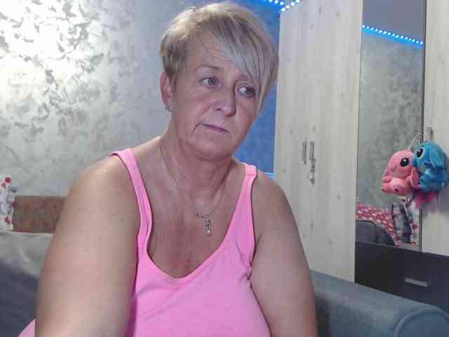 LovePinkLilli webcam