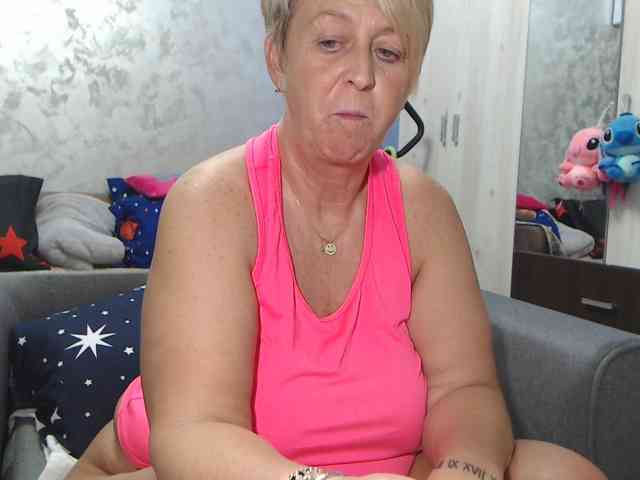 LovePinkLilli webcam