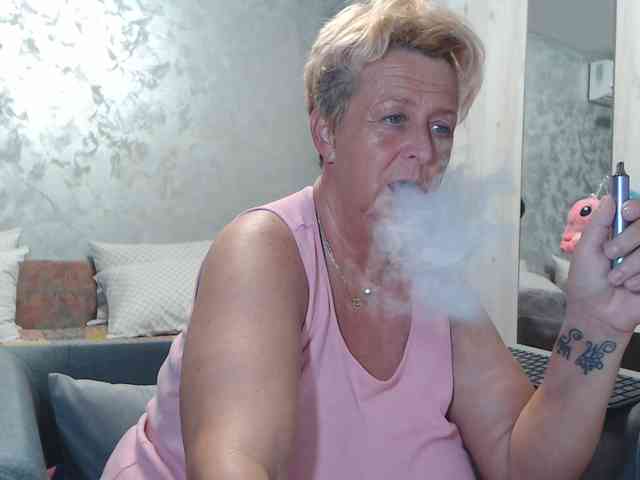 LovePinkLilli webcam
