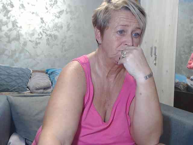 LovePinkLilli webcam