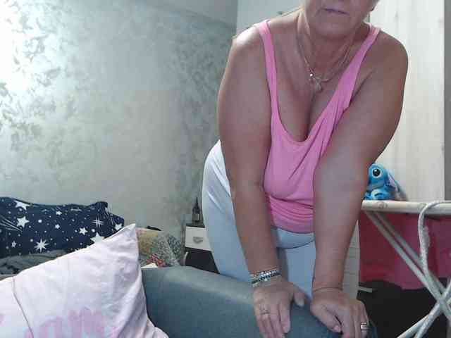 LovePinkLilli webcam