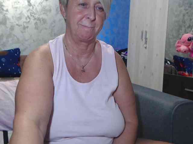 LovePinkLilli webcam