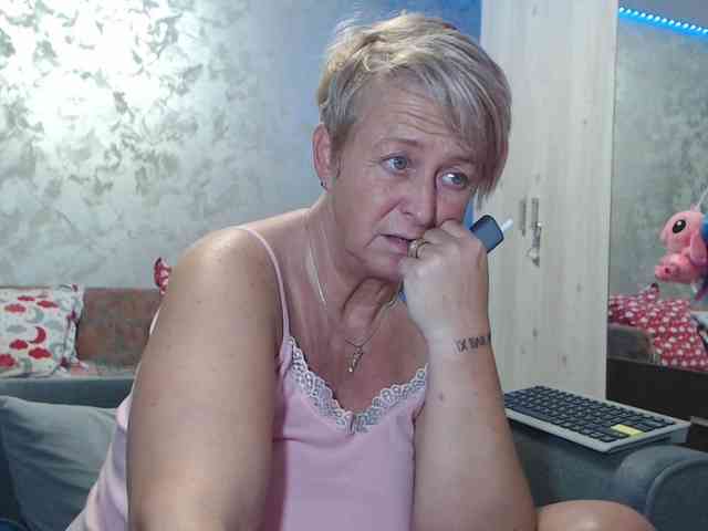 LovePinkLilli webcam