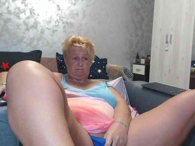 LovePinkLilli webcam