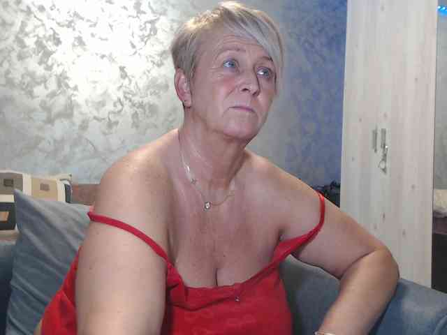 LovePinkLilli webcam