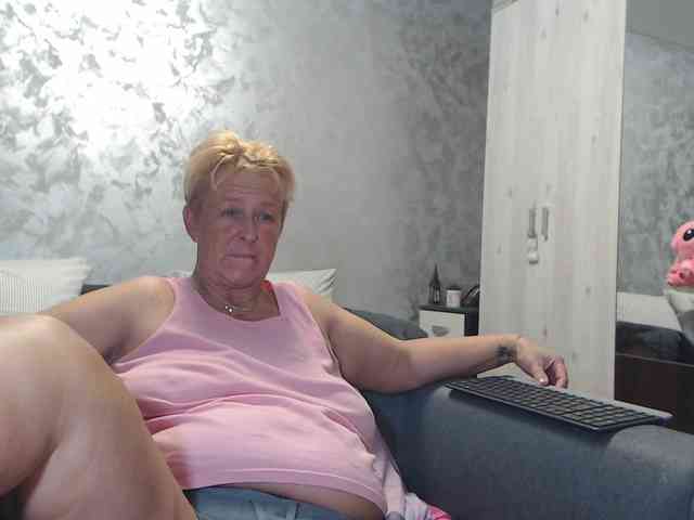LovePinkLilli webcam