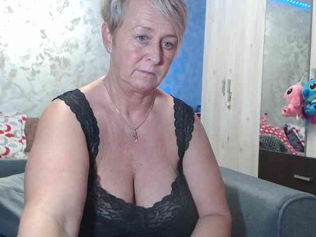 LovePinkLilli webcam