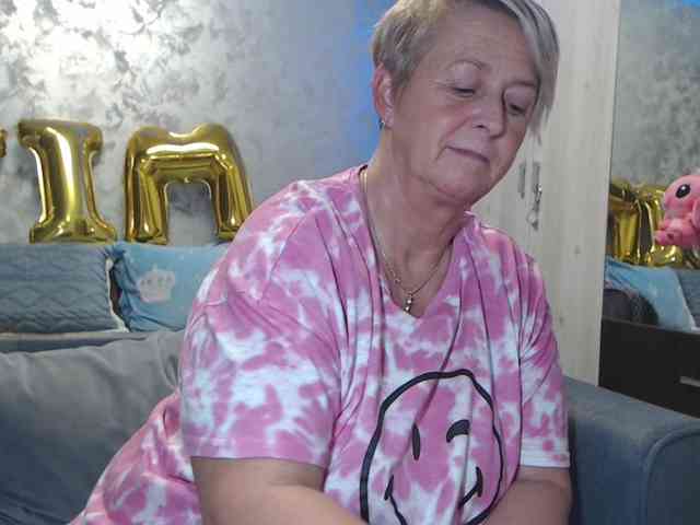 LovePinkLilli webcam