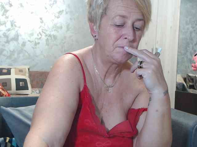 LovePinkLilli webcam