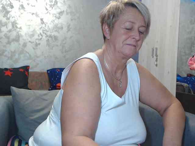 LovePinkLilli webcam