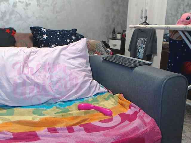 LovePinkLilli webcam