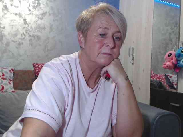 LovePinkLilli webcam