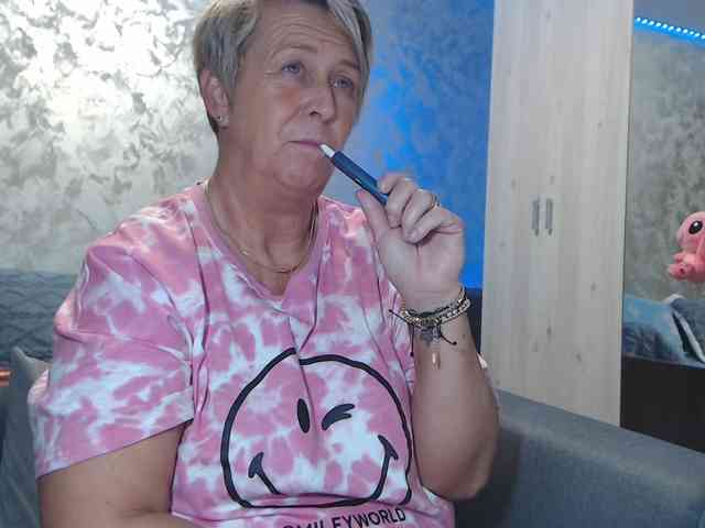 LovePinkLilli webcam