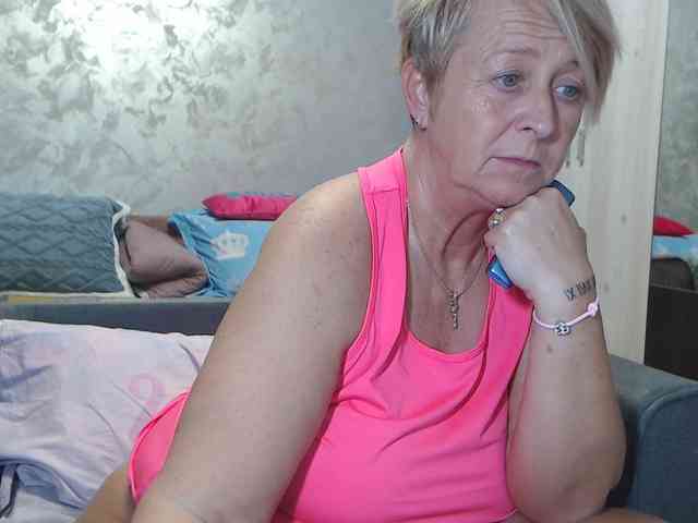 LovePinkLilli webcam