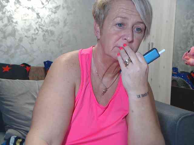 LovePinkLilli webcam