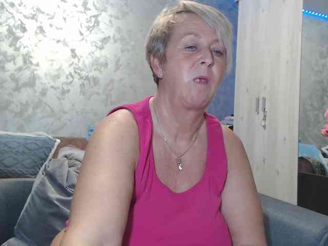 LovePinkLilli webcam