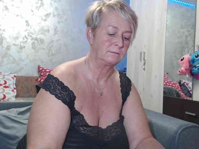 LovePinkLilli webcam