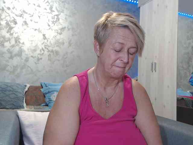 LovePinkLilli webcam