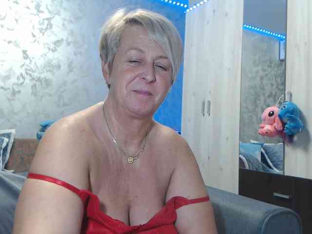 LovePinkLilli webcam