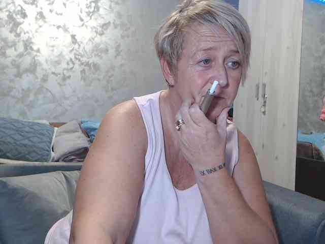 LovePinkLilli webcam