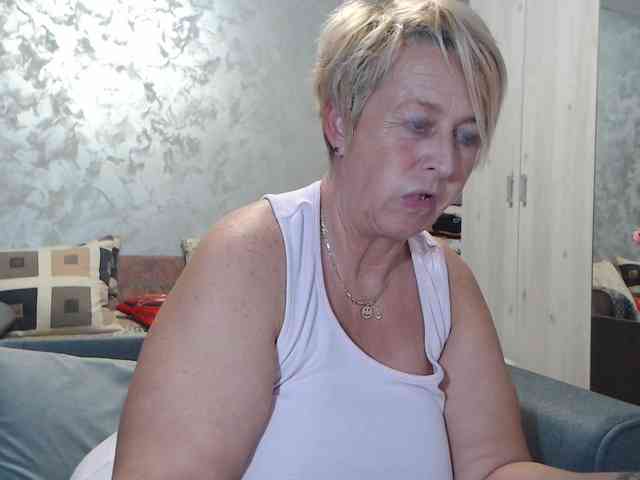 LovePinkLilli webcam