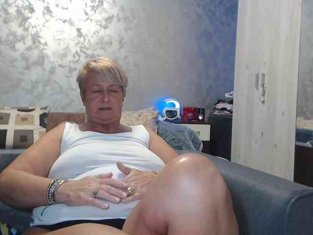 LovePinkLilli webcam