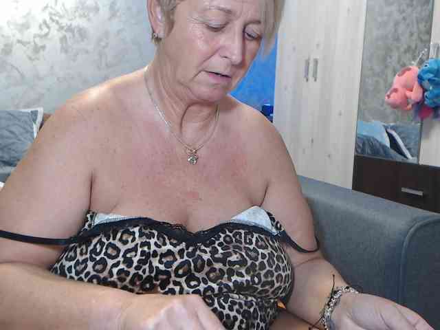 LovePinkLilli webcam