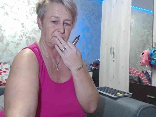 LovePinkLilli webcam