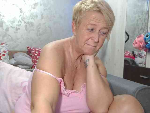 LovePinkLilli webcam