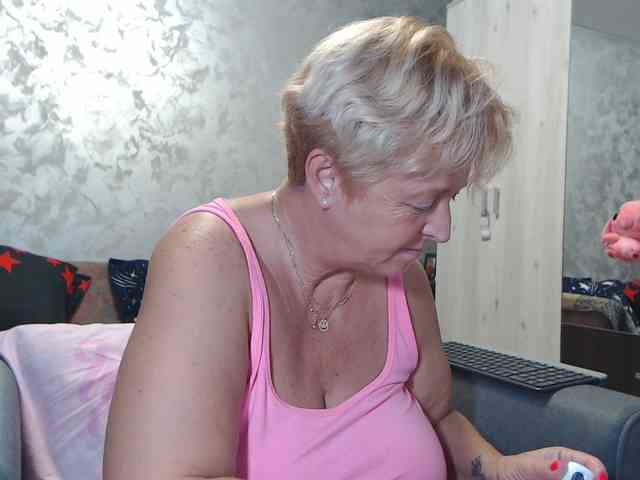 LovePinkLilli webcam