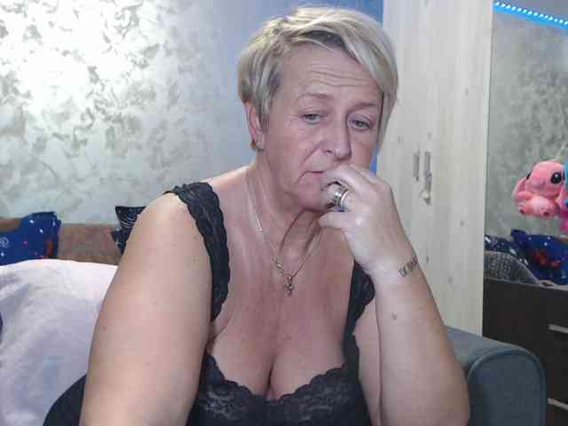 LovePinkLilli webcam