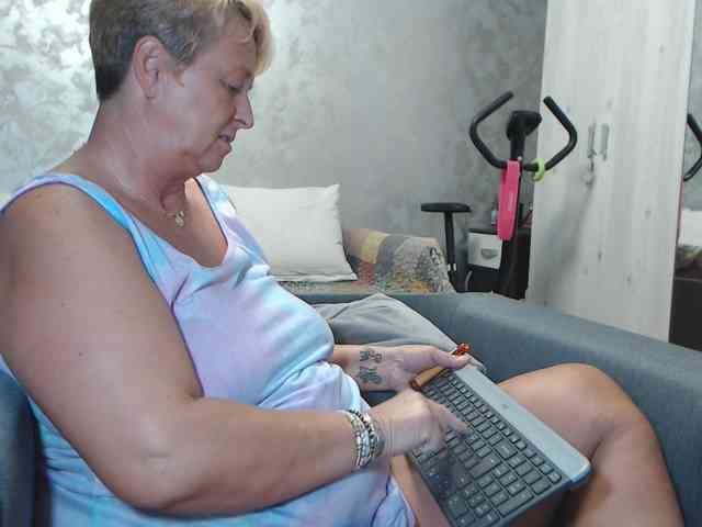 LovePinkLilli webcam