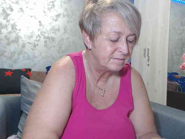 LovePinkLilli webcam