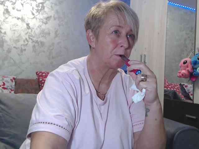 LovePinkLilli webcam