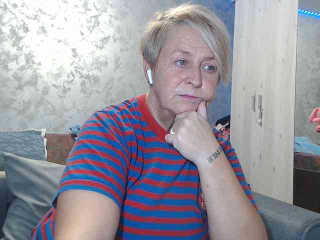 LovePinkLilli webcam