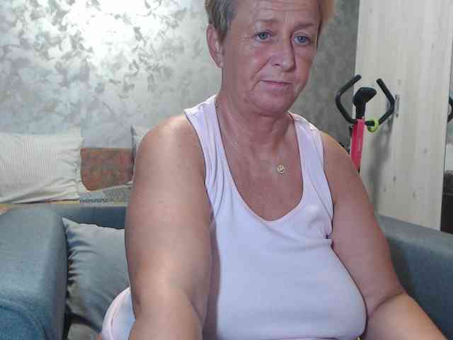 LovePinkLilli webcam