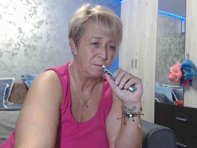 LovePinkLilli webcam