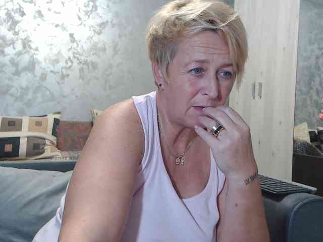 LovePinkLilli webcam