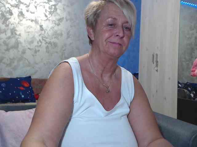 LovePinkLilli webcam