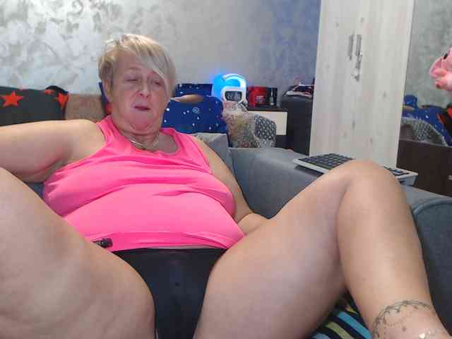 LovePinkLilli webcam